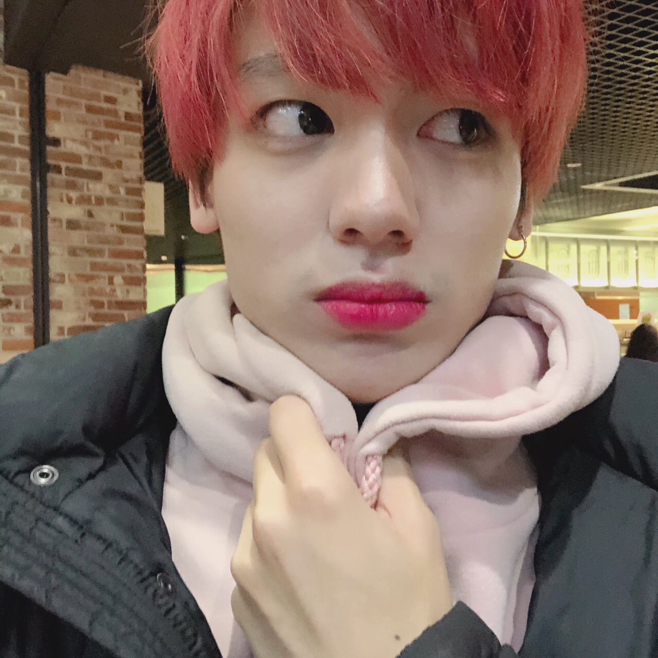 音楽番組の収録に入るためには常に待たされるので、暇すぎて韓国人寄りのメイクをしてました