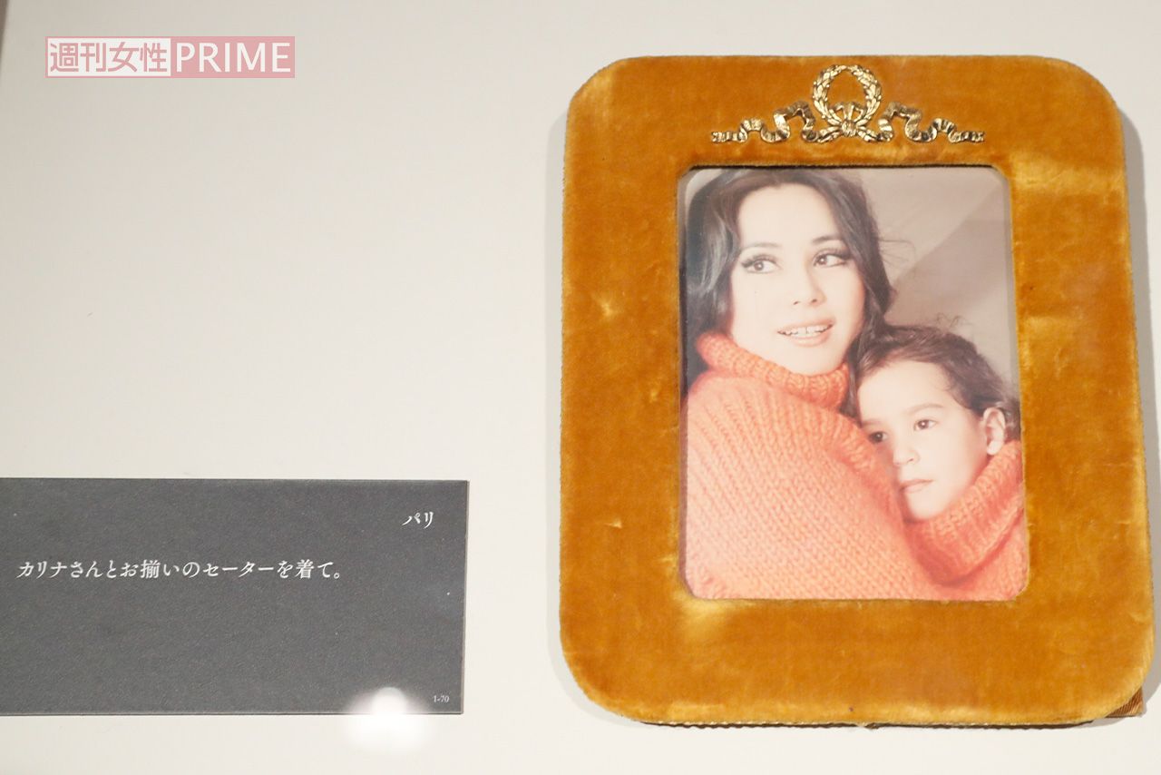 若かりし頃のデヴィ夫人と娘・カリナさん（2020年『デヴィ・スカルノ展』より）