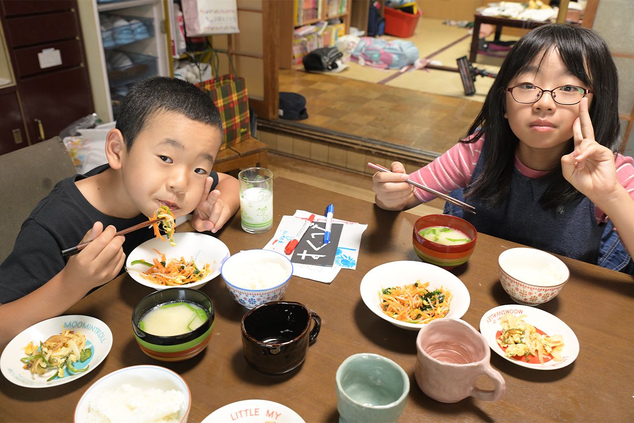 《読経はお手のものだが、料理の腕はからっきし》だった池口さん。今では子2人が手伝ってくれる　写真提供／龍岸寺