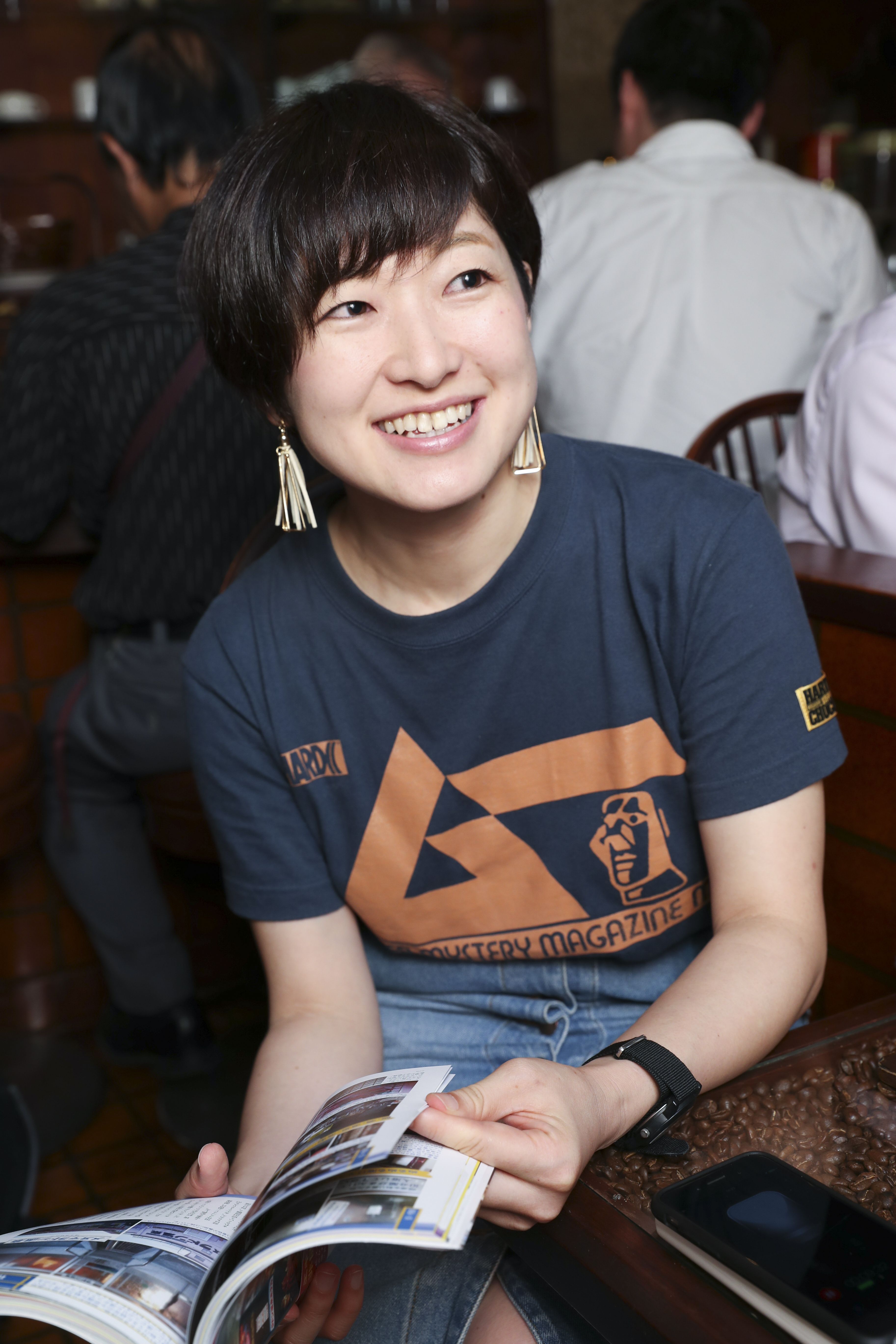 小柄で可愛らしい雰囲気の金原さん。パッと見、女子アナのような美貌ですが、Tシャツの胸元にはオカルト雑誌『ムー』の巨大なロゴが存在感を放っており、“タダモノではない感”が漂っていました。撮影／吉岡竜紀