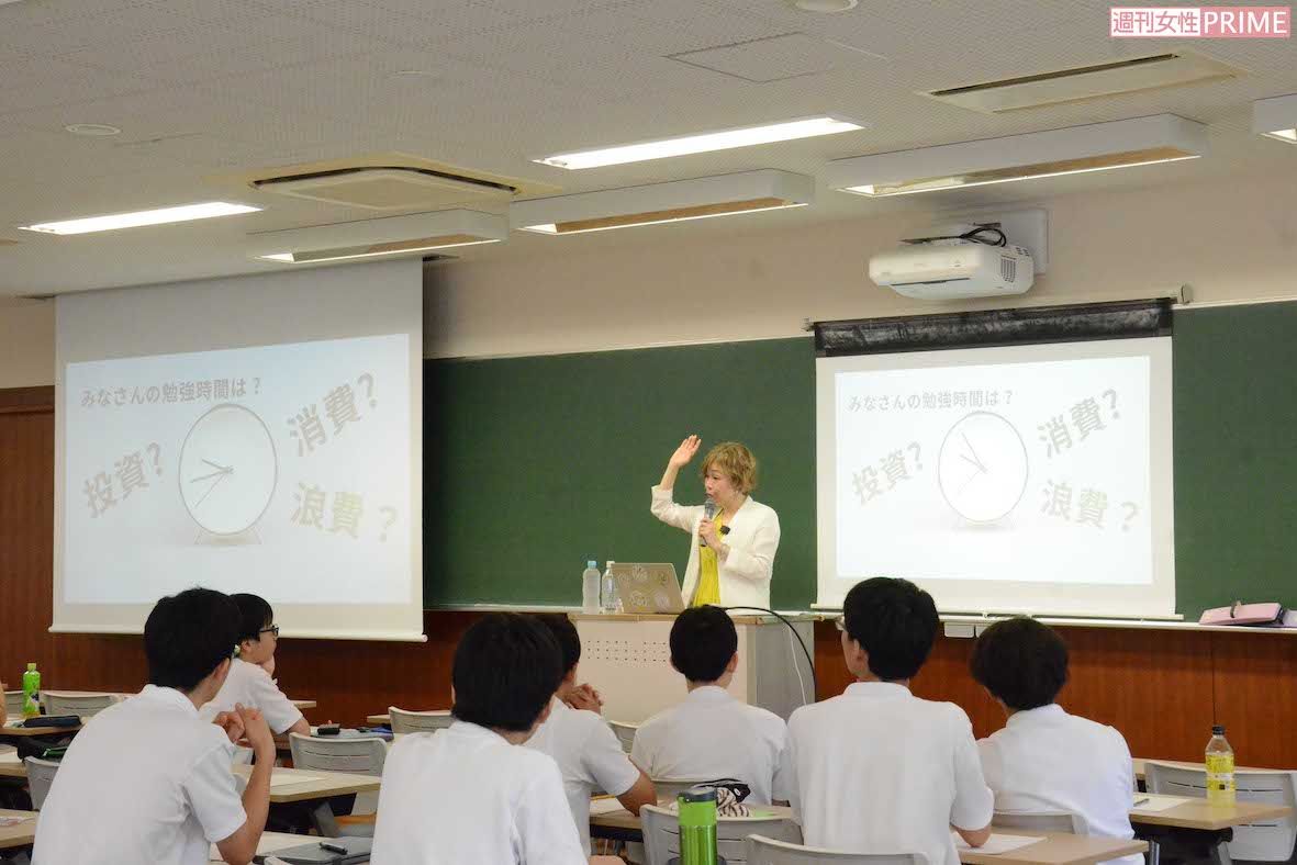 片づけのノウハウではなく、片づけられる考え方を教えるのが“西崎流”。片づけるメリットを知れば自己肯定感のアップにつながるという　撮影／山田智絵