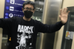 錦鯉のTシャツを着る枡野さん。