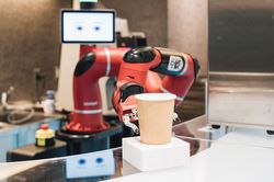 ロボットが注文から洗い物までをこなす『変なカフェ』