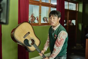 血の赤色と制服の緑のコントラストも緊張感を増幅！　Netflixシリーズ『今、私たちの学校は…』独占配信中