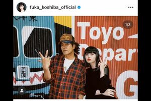 共演した北村一輝とのツーショット。キメたポーズと表情に仲のよさがうかがえる（小芝風花公式インスタグラムより）
