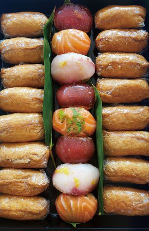 「Thanksgivingdayはありがた～いことにお友達のカメラマンの家で過ごします。桃井家からお持たせ寿司稲荷も今年はラップに包んで。」（2020年11月27日／写真は『かおり的家ご飯』より）