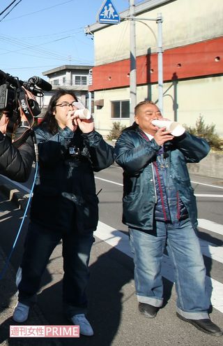 【14】充電させてもらうかわりに、店の前で呼び込み開始。店の売り上げに貢献します！　撮影／斎藤周造