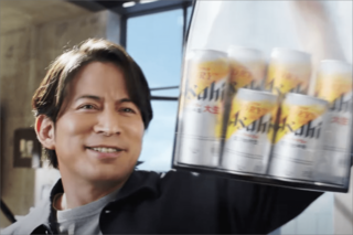 アサヒビールのCMで共演した生田斗真と岡田准一（アサヒグループ公式チャンネルより）