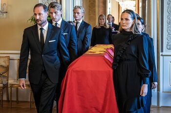 ノルウエーのハーラル5世の棺が王宮礼拝堂へと移される様子。右はアレクサンドラ王女(写真／共同通信)