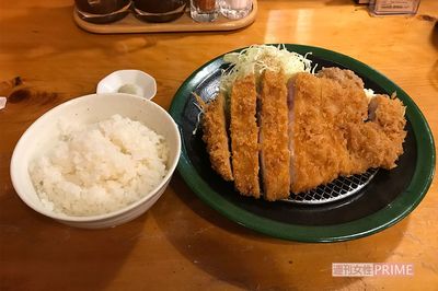 一宮町の人気とんかつ店の「極上ロースかつ定食」。カノア選手の好物で味噌汁もつく