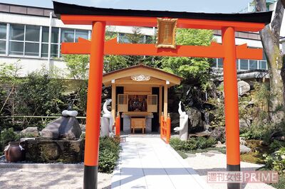 境内奥にある「白蛇辨財天社」。その前にある「夢巳橋」には、立派な白蛇像が