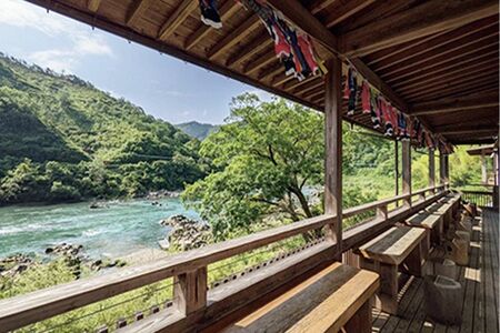 四万十川流域の食材を使った料理を味わえる食堂には、川の景観を楽しめるテラス席も