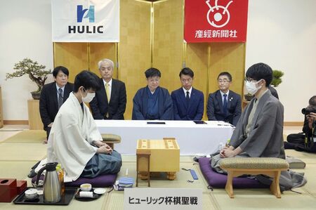 6月5日、ベトナム開催の棋聖防衛戦第１戦に勝利した藤井。8冠に向け幸先のいいスタートを切った　写真／共同通信社