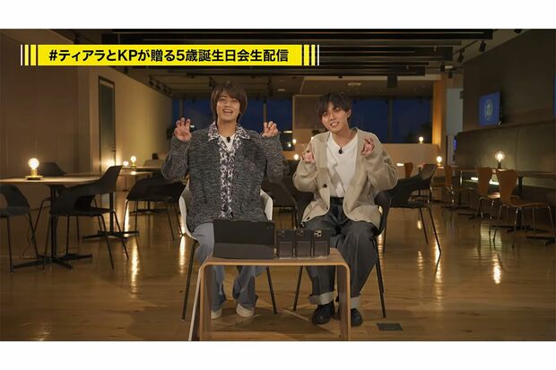 生配信で両手を“3”に。もともとの“6人組”を示したと話題に（YouTubeより）