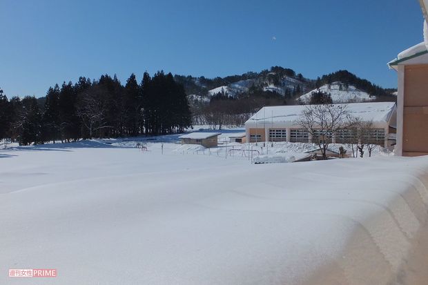 1月7日の午前11時あたり、山形県南部にある小学校の定点観測でも、UFOらしき謎の物体が撮影されていた