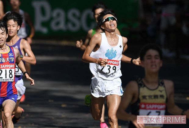 予選会で力走する川瀬選手（中央）