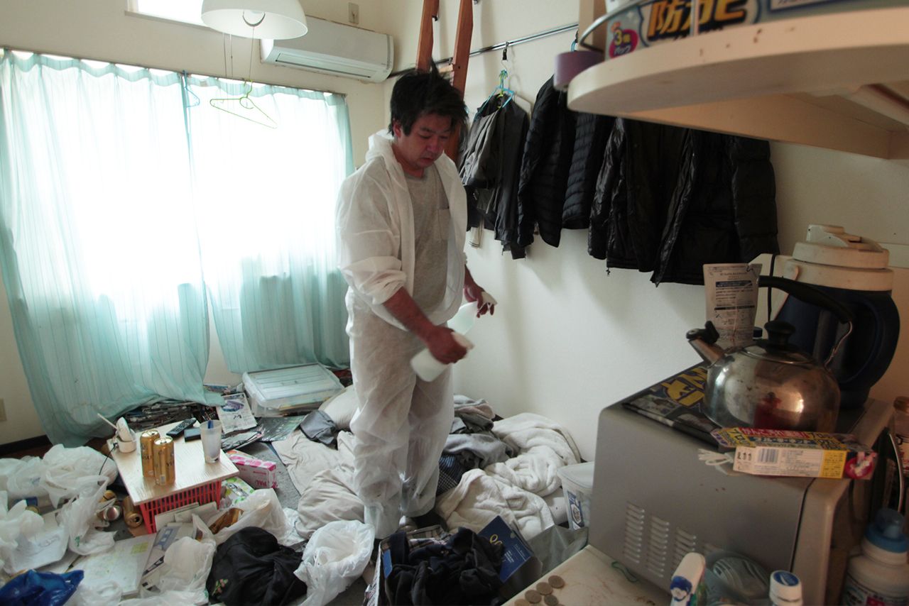 電気が通っていないので霧吹きで室内を消毒。普段は電動噴霧器を使用