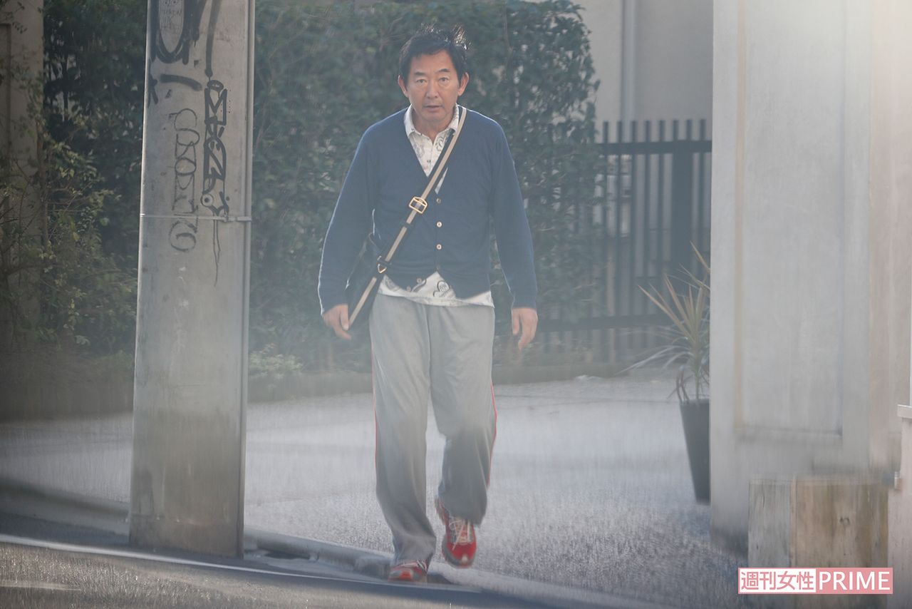 隙がありすぎ？おしゃれオヤジ石田純一の貴重な下半身ジャージ姿