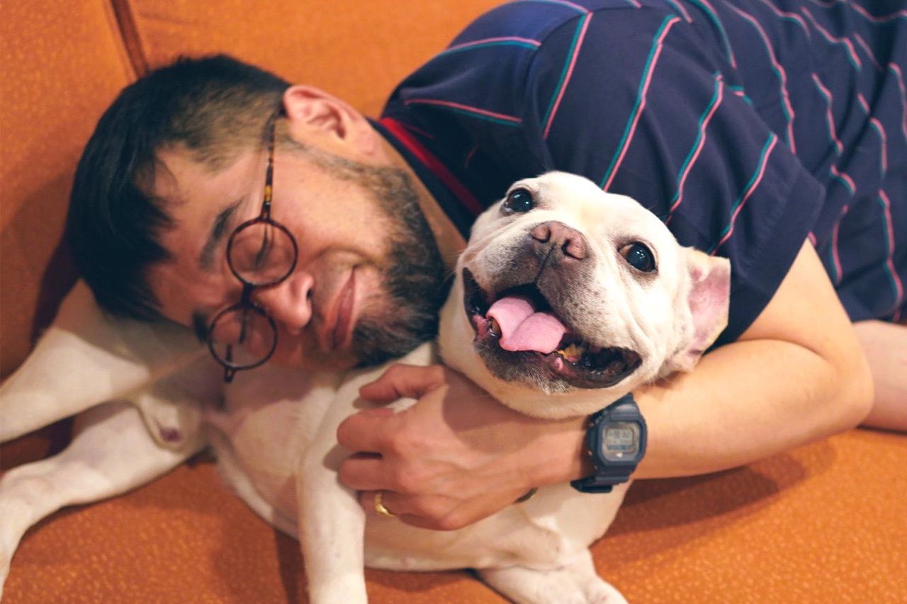 藍猫と戯れる槇原敬之（ツイッターより）