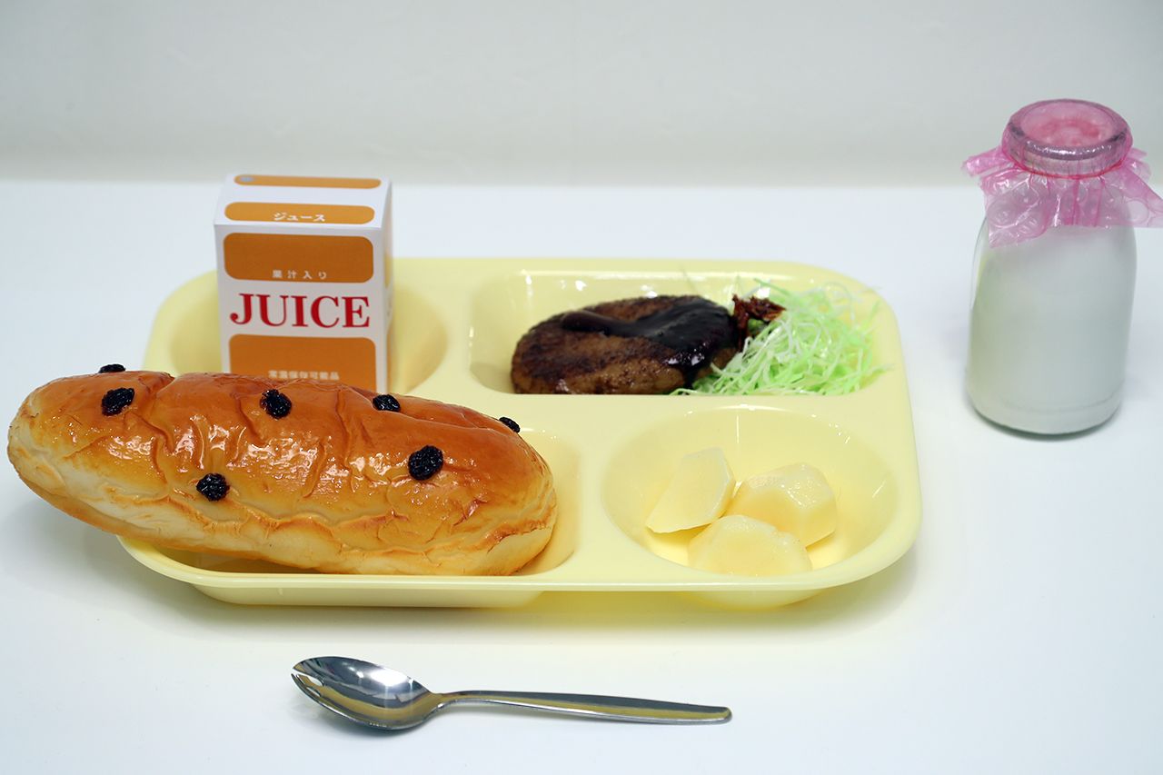 昭和49年（1974年）ぶどうパン、ハンバーグ、せんキャベツ、粉ふきいも、果汁、牛乳