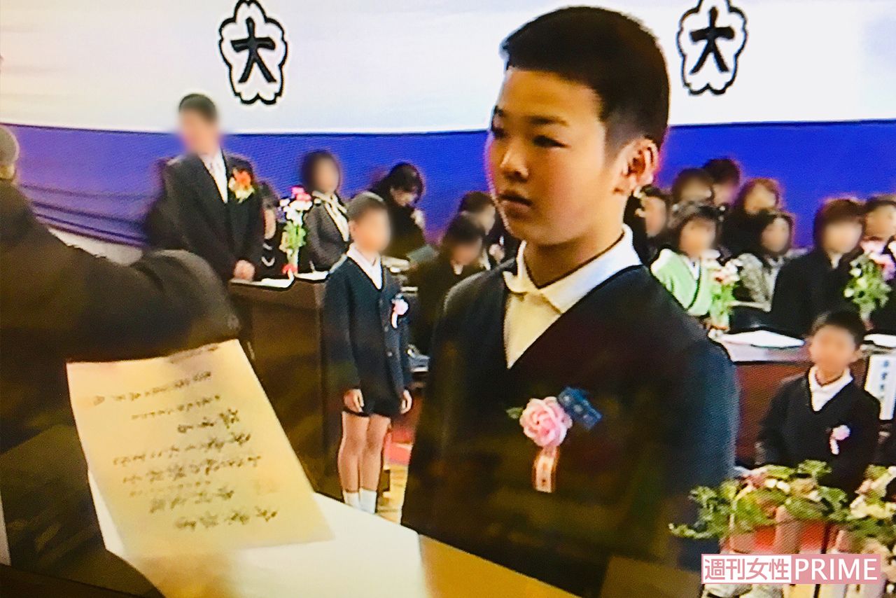 大徳小学校の卒業式で卒業証書を受け取る炎鵬