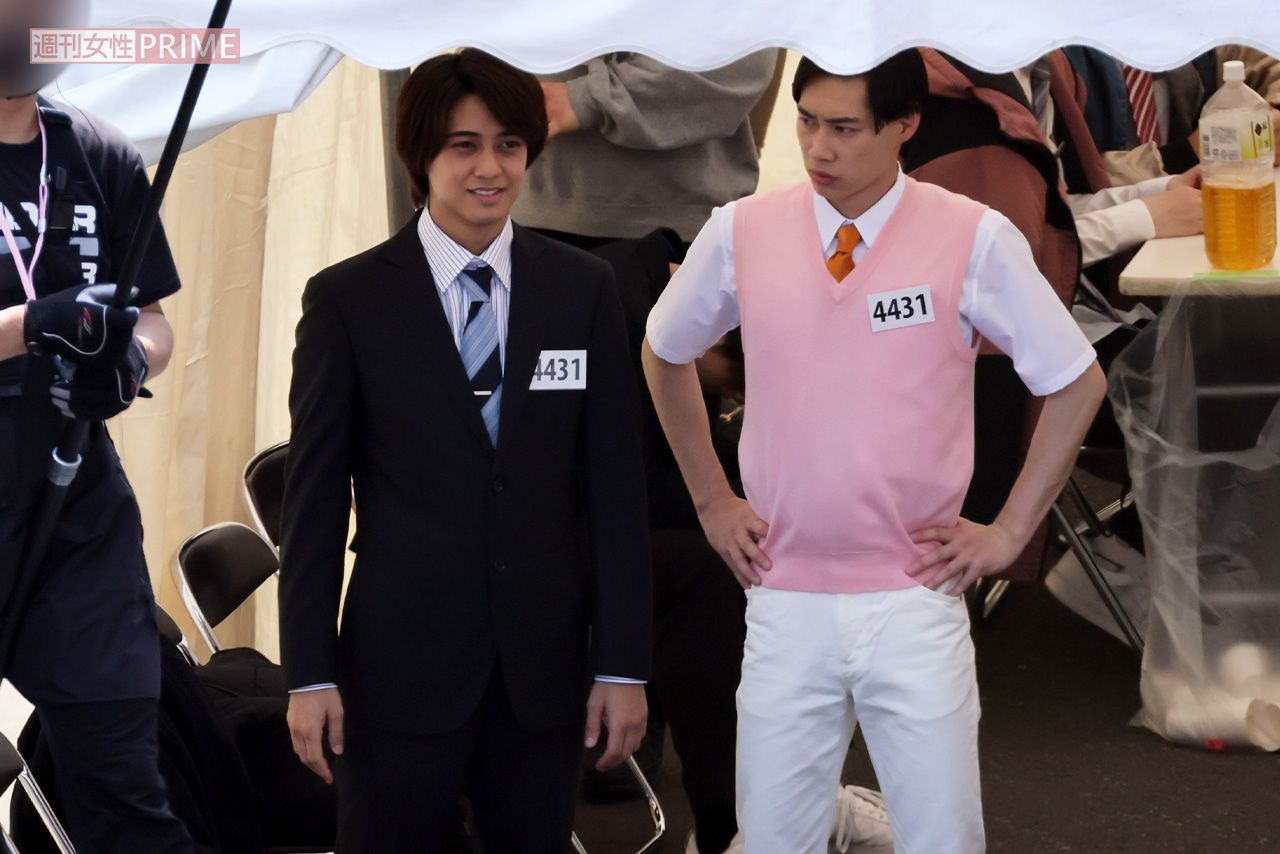 漫才シーンの撮影直前、リラックスした様子の高橋海人と戸塚純貴