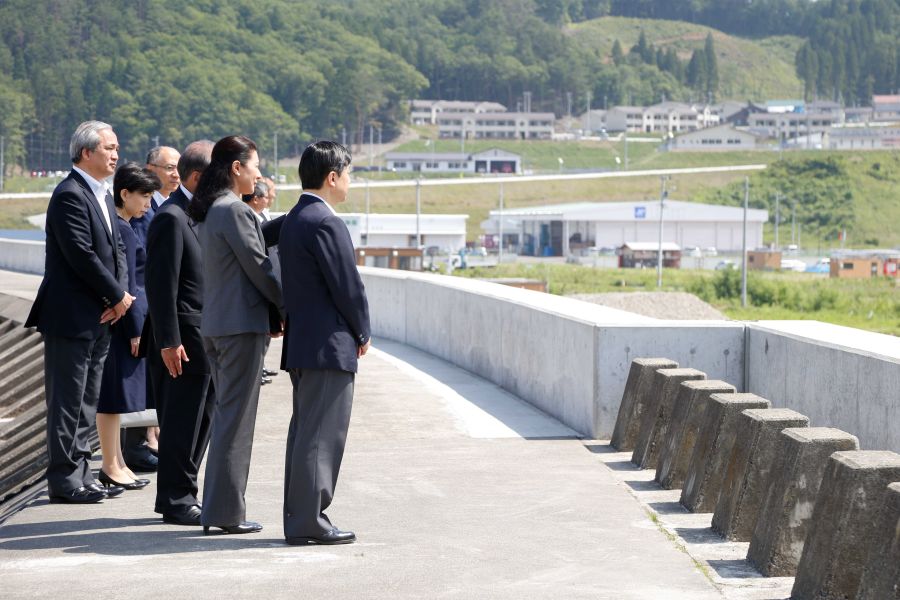 '16年6月　岩手・宮古市では復旧が進められている防潮堤を視察。津波被害について説明を受けた皇太子ご夫妻は、海に向かって深く一礼された