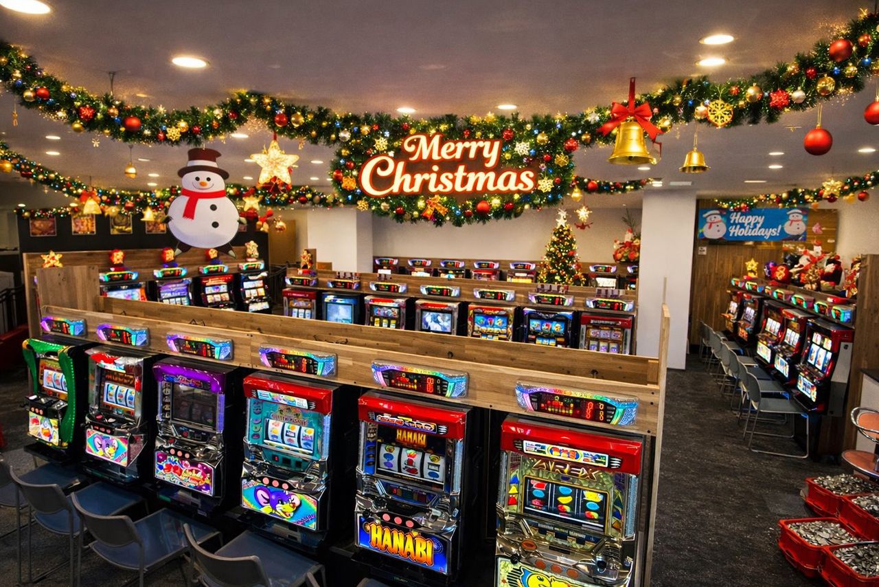 クリスマス時のスロットコーナー　写真提供／能登の宿 和倉温泉はまづる