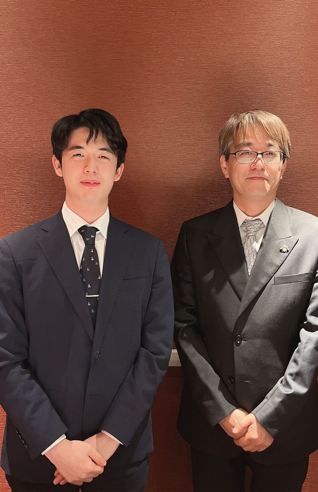藤井八冠とのスーツショット。羽生九段のネクタイはDior (羽生善治公式Xより)