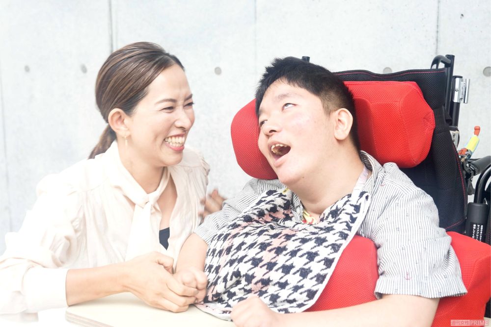 小池美香さん（左）双子の息子を女手ひとつで育てる。長男・徠夢君が7歳のとき頭部を強打し、高次脳機能障害を負う。余命数日の宣告を受けるも諦めず、回復への道を切り開く。徠夢君の言葉「みんなに　いきてるだけですばらしいと　つたえる」を胸に、2025年から講演活動を行う。