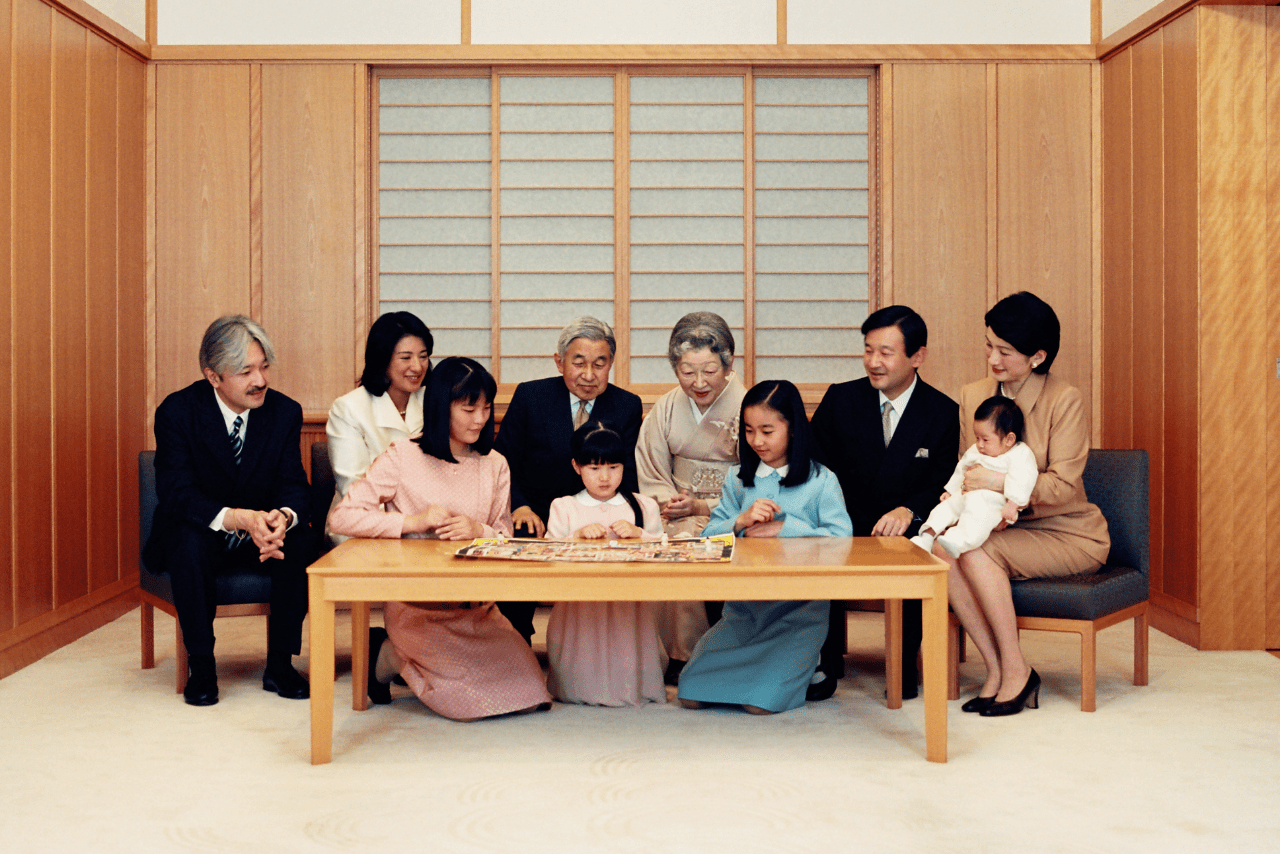 2007年の正月を迎えた上皇ご夫妻、天皇ご一家、秋篠宮ご一家。愛子さまと佳子さま、眞子さんの3人はすごろく遊びを
