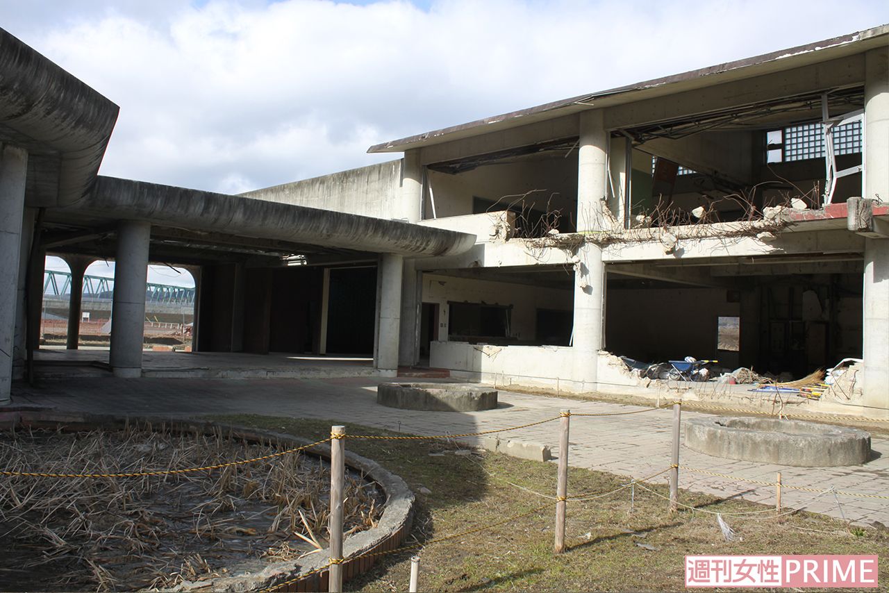 今でも多くの人が大川小を訪れ手を合わせている