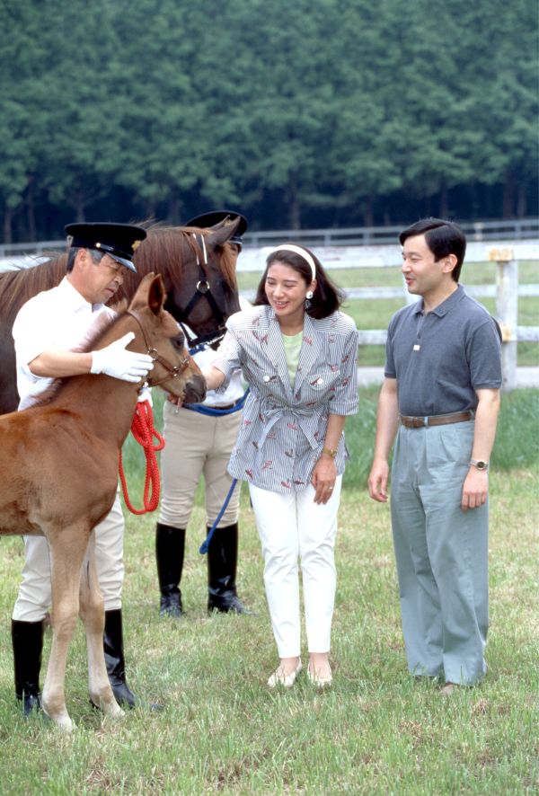 1997年6月、オマーン国王から贈られた馬をなでられる雅子さま