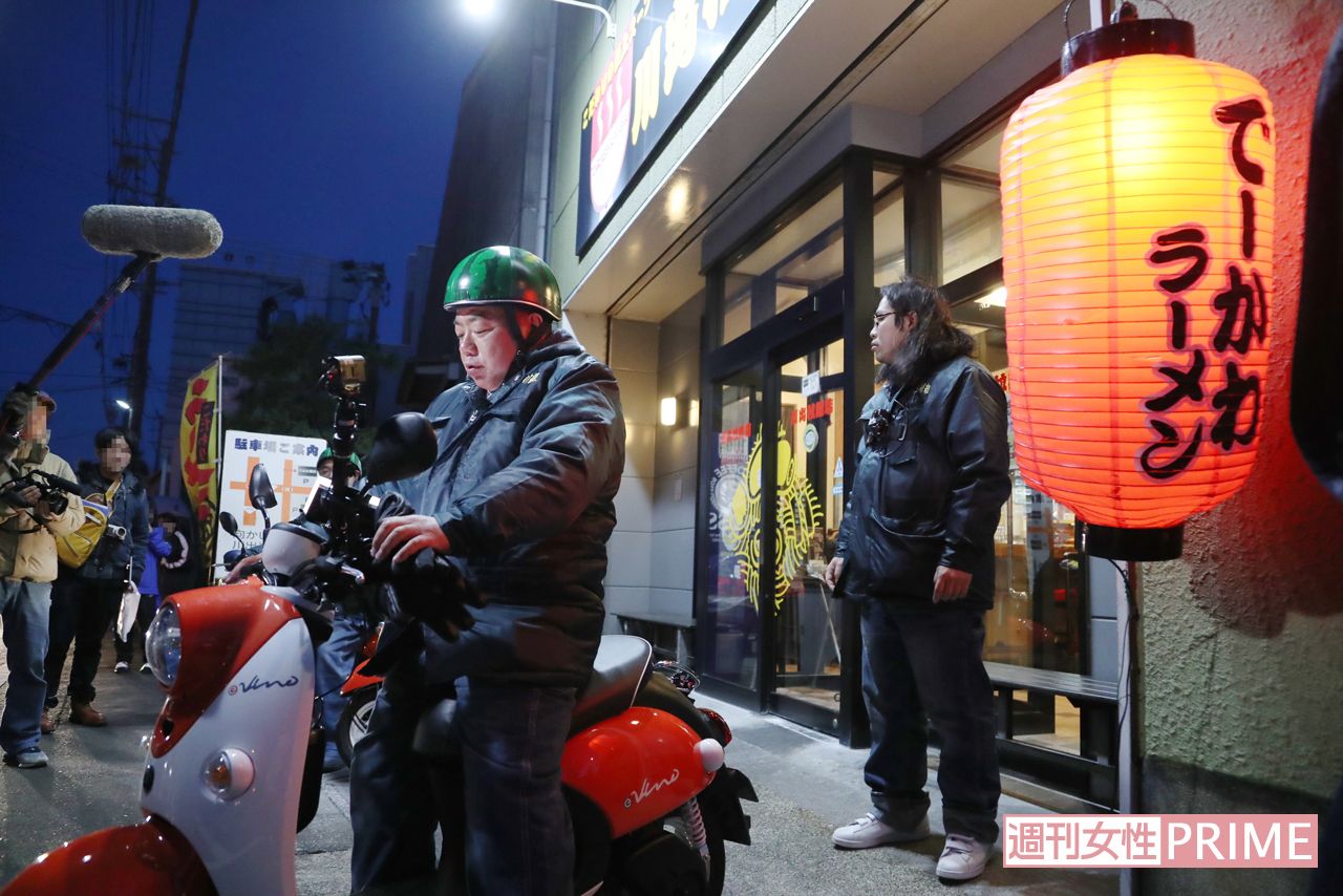 【18】取材班ギブアップ！　終電で帰るため、中岡と本誌はここでお別れ。店を出るころには真っ暗になっていたが、出川は元気に走り去った　撮影／斎藤周造