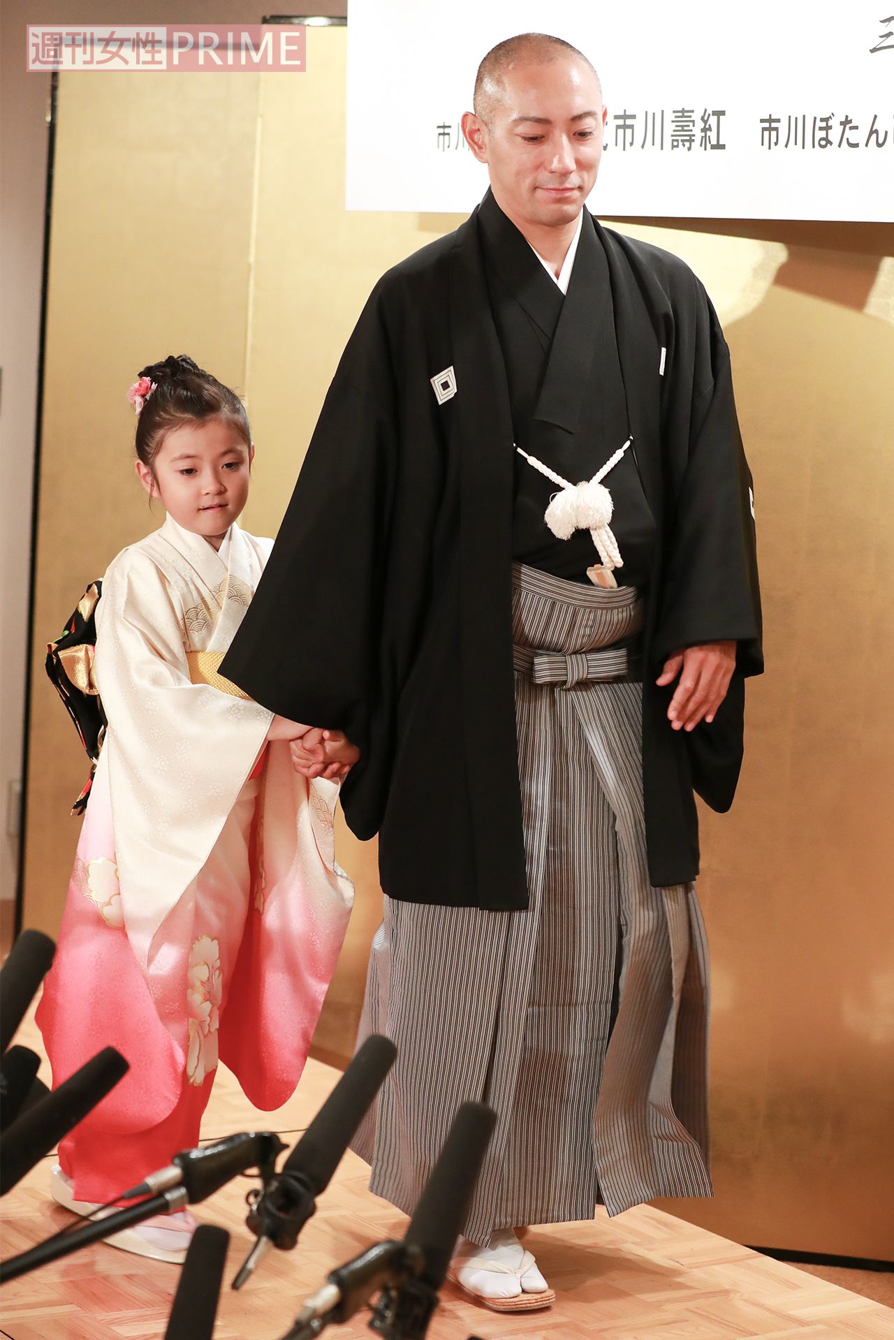 手をつないで登場。ギュッと両手でお父さんの手をつかむ姿がなんとも愛おしい♪　撮影／森田晃博