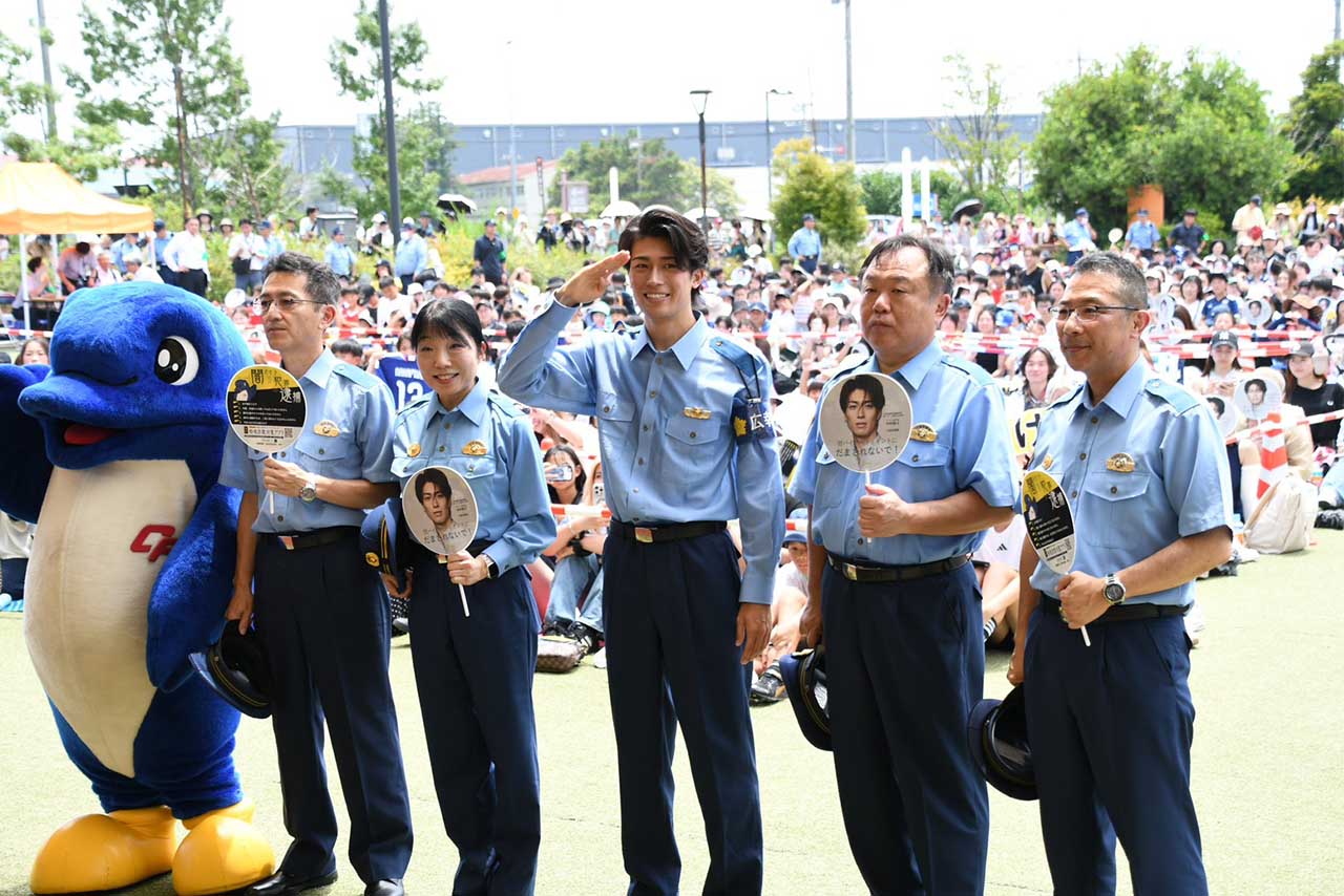 「警察官姿がイケメンすぎる」と話題になった中村敬斗（千葉県警察公式Xより）
