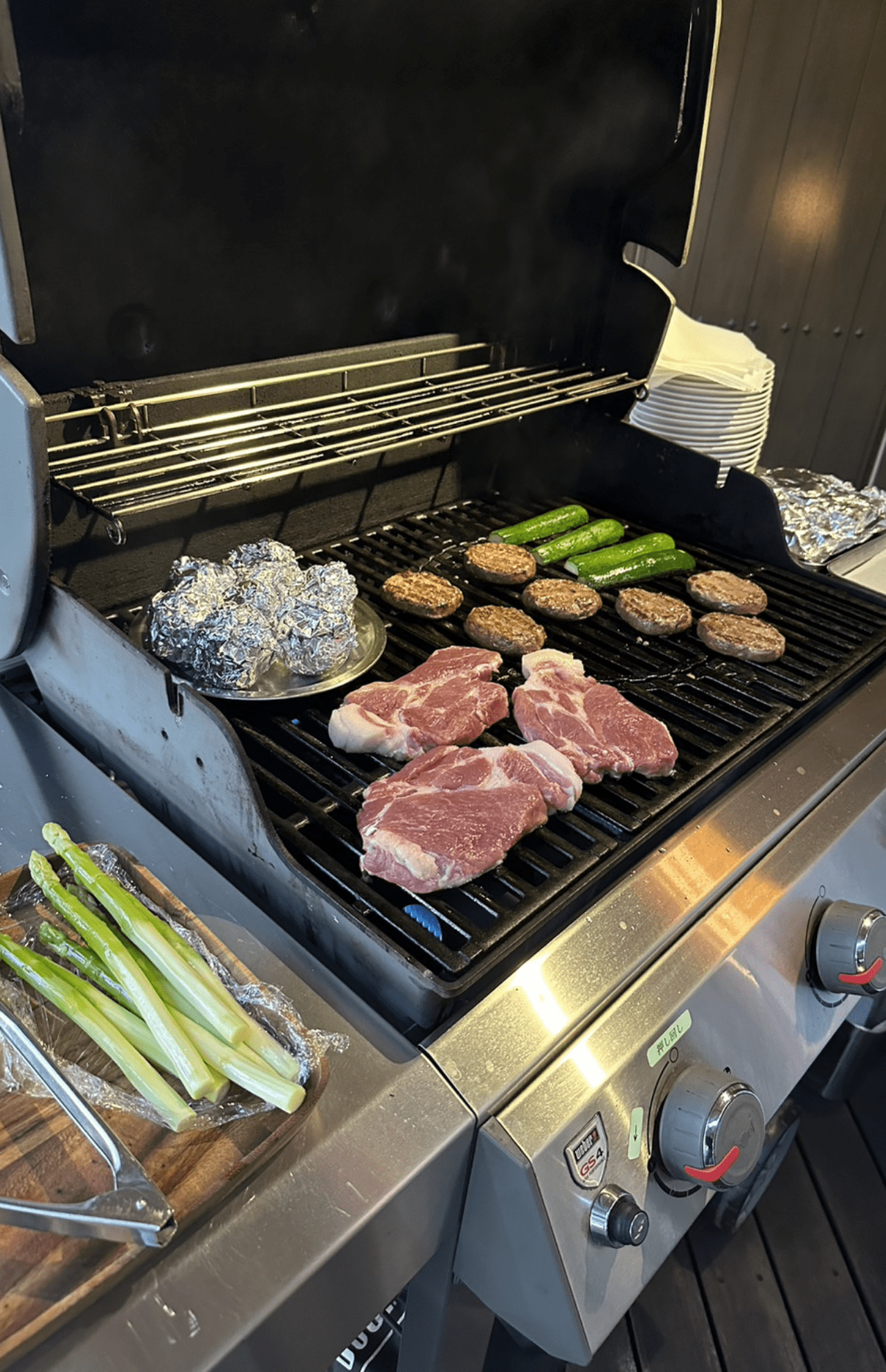 夜はグランピング施設でBBQ