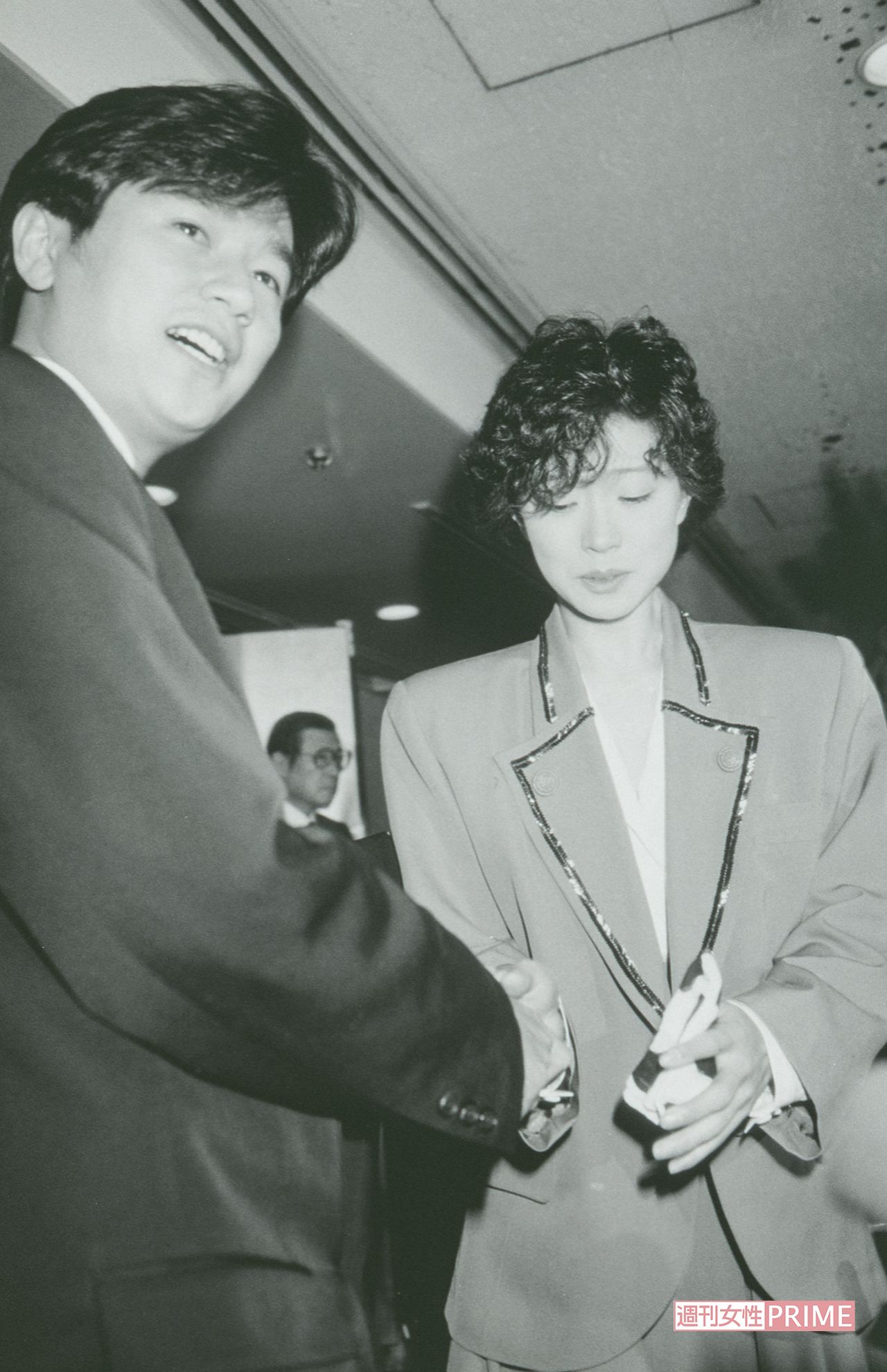 7月に中森明菜（当時23）が近藤の自宅で自殺未遂。大みそか22時に緊急会見。結婚についての問いに近藤は「まったくありません」（'88年12月）