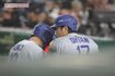 2025年3月18日の試合中に耳打ちでコミュニケーションを取る大谷翔平。英会話も問題ないよう