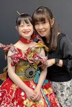 パリコレで着用した赤色のドレスを着こなす菜桜さんと、母・由美さんのツーショット(写真は本人提供)
