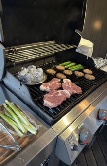 夜はグランピング施設でBBQ