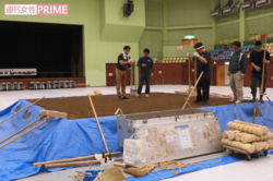 重たい土俵叩きで叩いて、平らにする