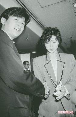 7月に中森明菜（当時23）が近藤の自宅で自殺未遂。大みそか22時に緊急会見。結婚についての問いに近藤は「まったくありません」（'88年12月）