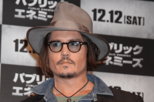 東京コミコン』ジョニー・デップの7万超えサイン会に不満爆発「最悪な