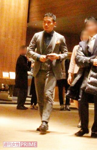 グレーのスーツ姿で出席。『行列』出演時には別の衣装に着替えていた