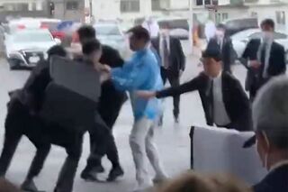 爆発から岸田首相を守るSP。この画像から岸田首相の背後に多くの警官が配置されていることがわかる（SNSより）