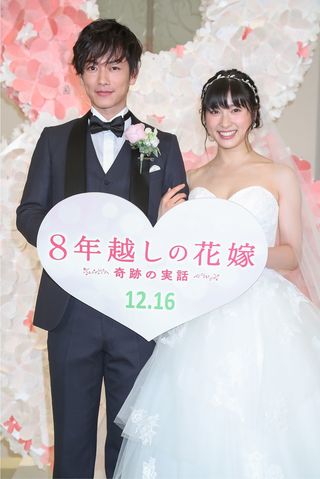 映画『8年越しの花嫁』主演の佐藤健と土屋太鳳　(c)2017 映画「8年越しの花嫁」製作委員会