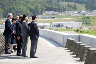 '16年6月　岩手・宮古市では復旧が進められている防潮堤を視察。津波被害について説明を受けた皇太子ご夫妻は、海に向かって深く一礼された