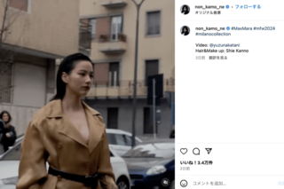 胸元を開いた衣装を着用するのん（公式インスタグラムより）