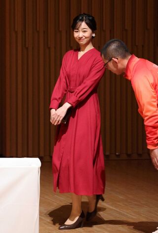 赤のワンピースに茶色のバッグと靴の組み合わせは園遊会と同じ